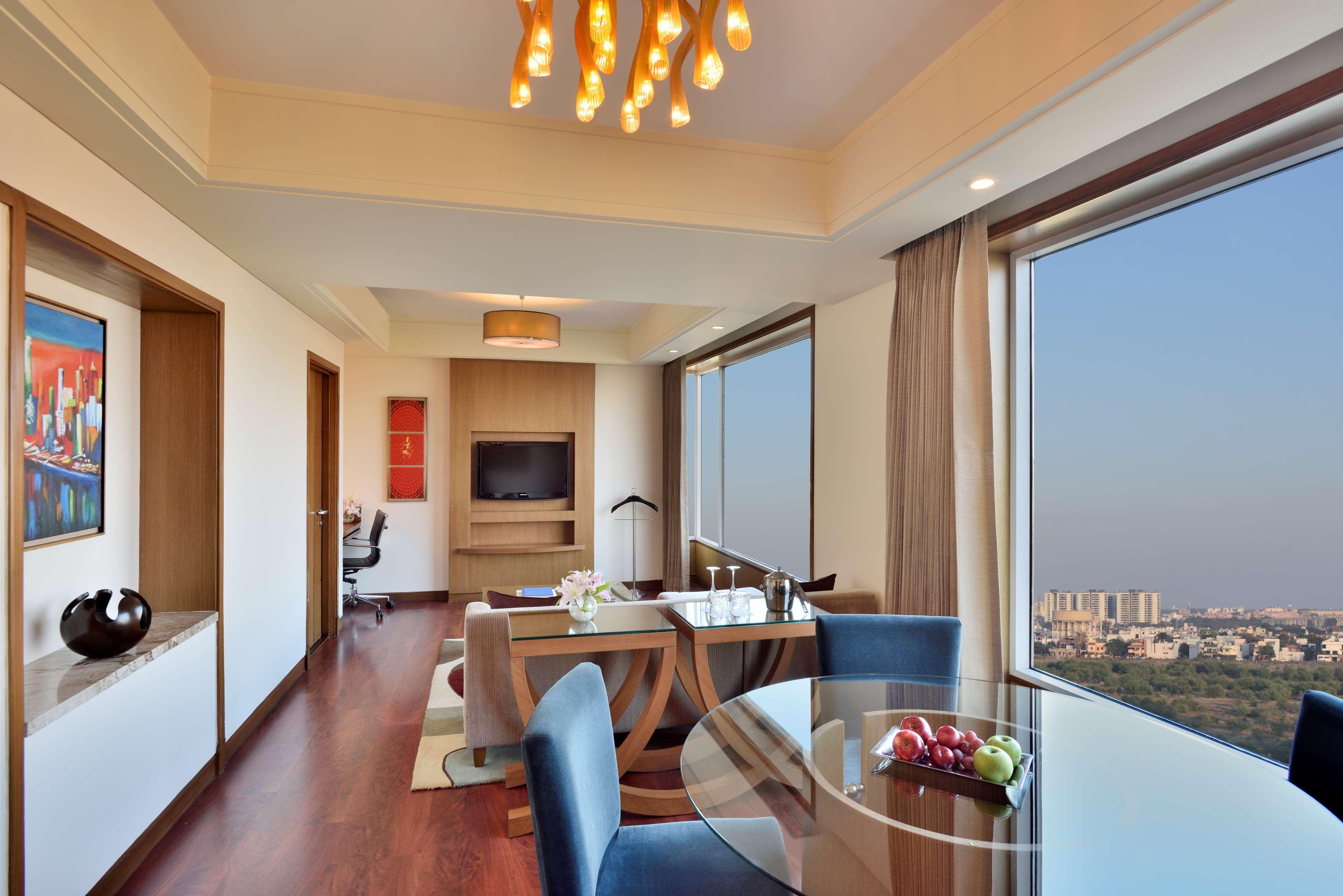 Radisson Blu Hotel, Indore Buitenkant foto