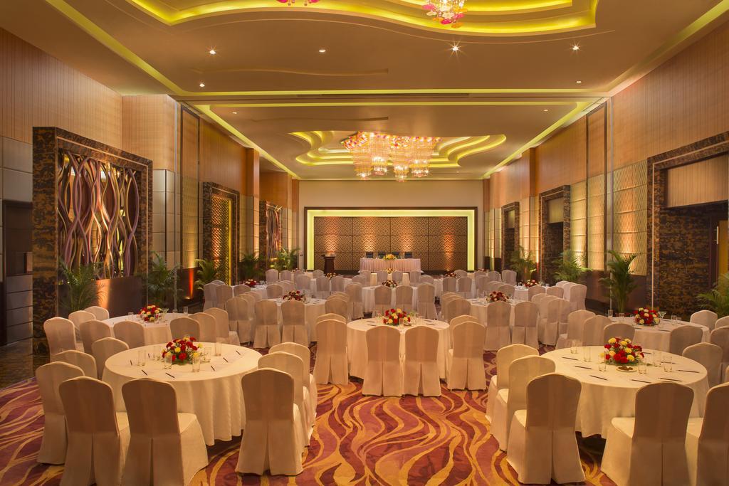 Radisson Blu Hotel, Indore Buitenkant foto