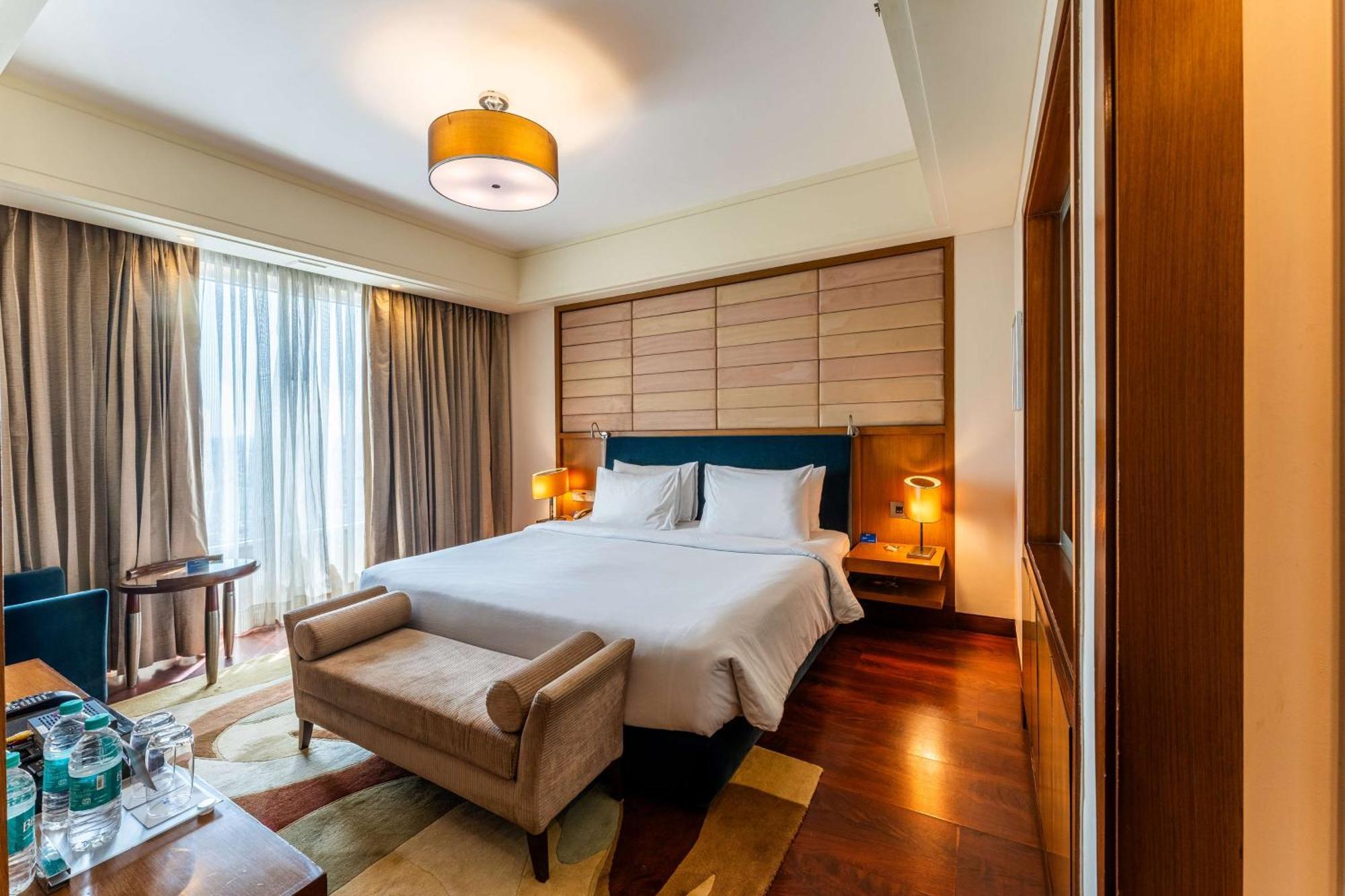 Radisson Blu Hotel, Indore Buitenkant foto