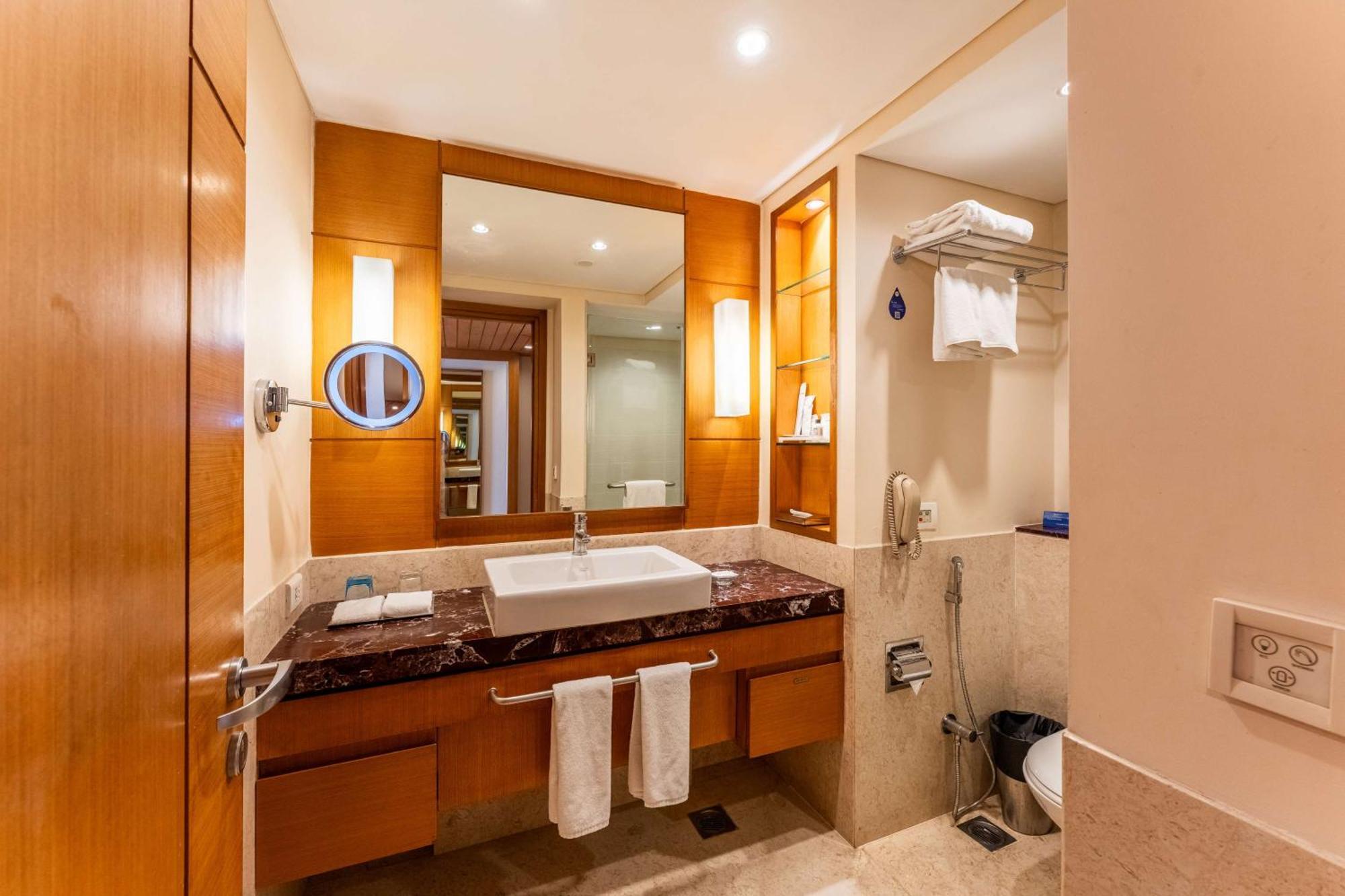 Radisson Blu Hotel, Indore Buitenkant foto
