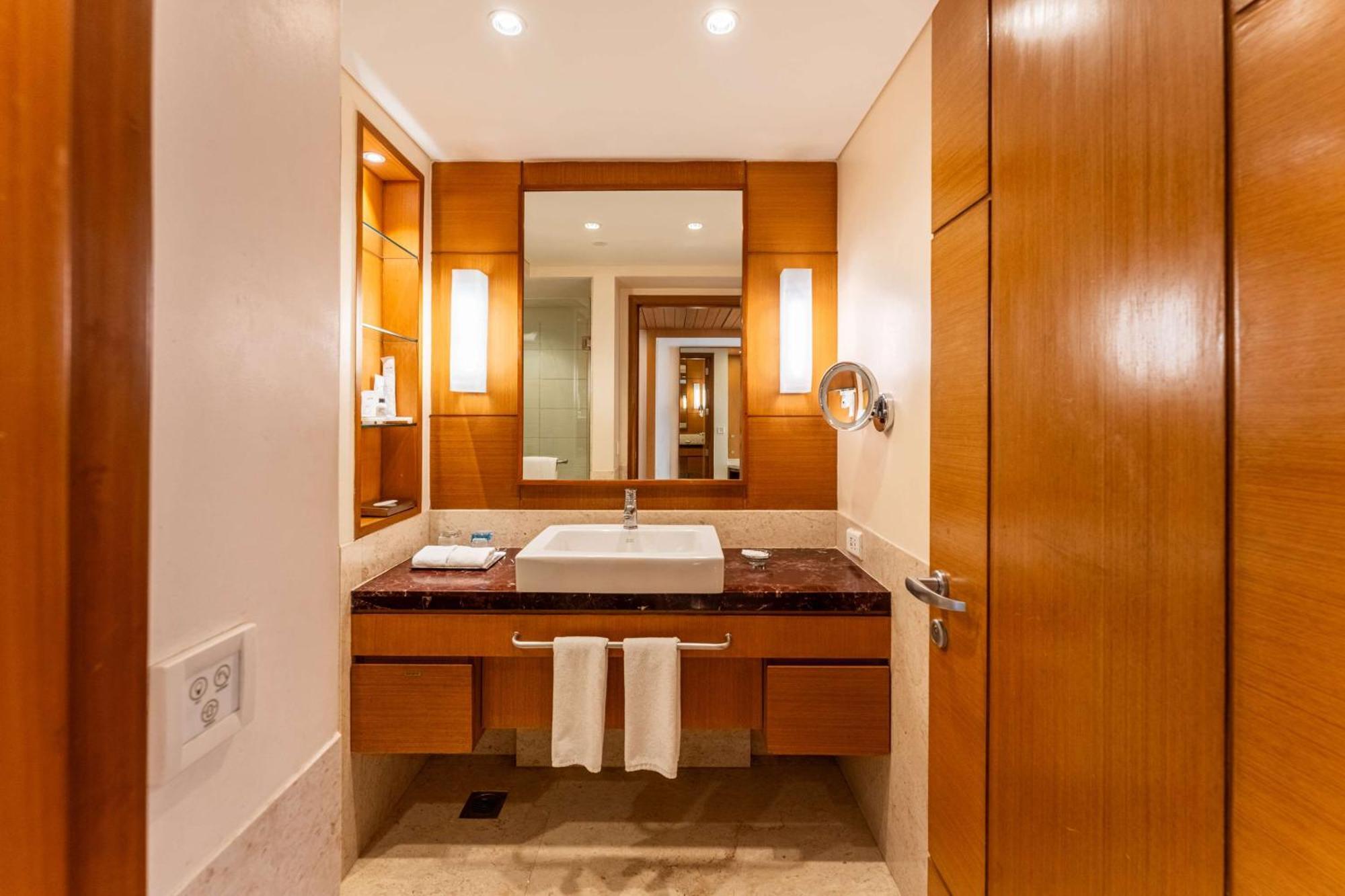 Radisson Blu Hotel, Indore Buitenkant foto