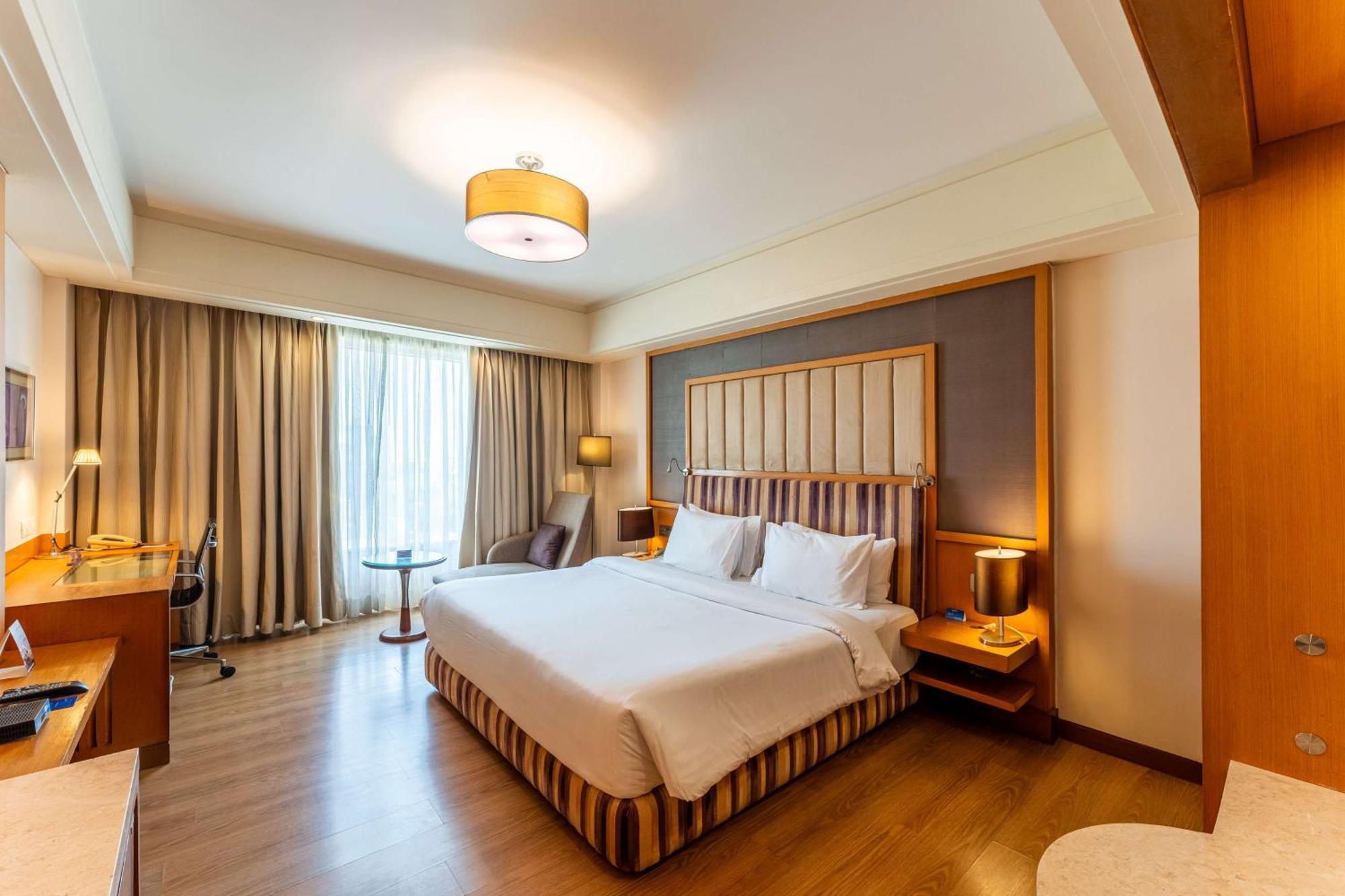 Radisson Blu Hotel, Indore Buitenkant foto