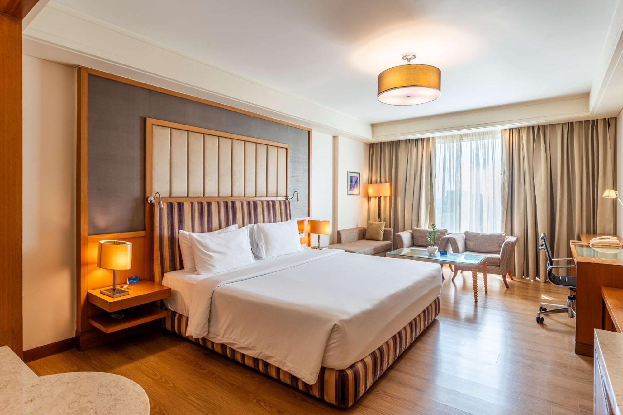 Radisson Blu Hotel, Indore Buitenkant foto