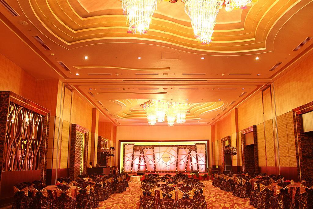 Radisson Blu Hotel, Indore Buitenkant foto